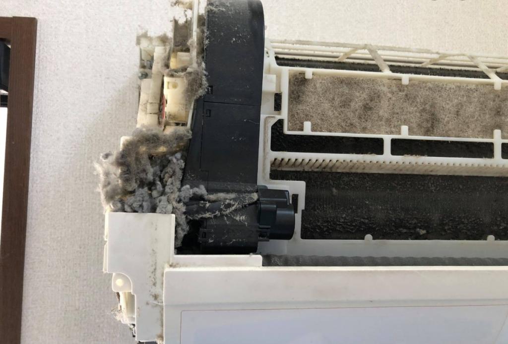 写真3 放っておかれたお掃除機能付きお掃除エアコン写真3(2673)