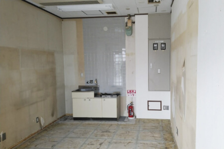 壁紙の剥がし方 壁紙を剥がすコツから古い壁紙を失敗せずに剥がすポイントを紹介 すまいのホットライン