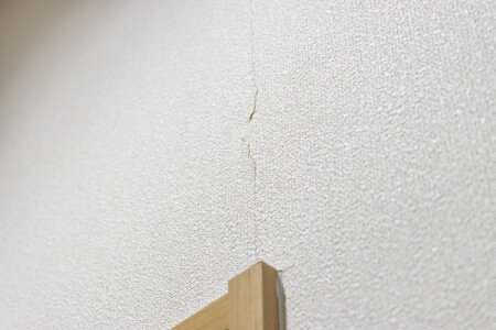 壁紙にひび割れができる原因は 壁紙のひび割れをdiyで補修する方法費用相場 すまいのホットライン