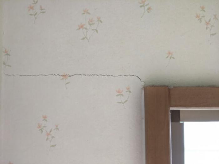 壁紙にひび割れができる原因は 壁紙のひび割れをdiyで補修する方法費用相場 すまいのホットライン