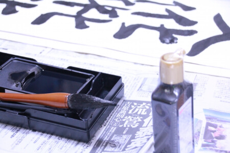 時間が経った墨汁汚れにはマジックリンで落とす