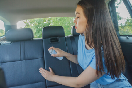 短時間で簡単に車内の臭いを消臭する方法
