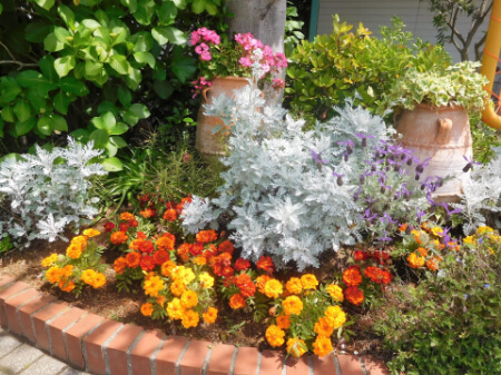 レンガを使ったおしゃれな花壇の作り方｜庭にブロックを置くだけ