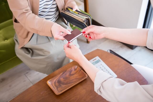 整体とマッサージにかかる費用はどのくらい?