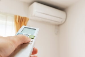 エアコンの運転設定を変えて結露水を解消する