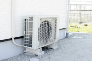 室外機に汚れがたまっていないか確認する