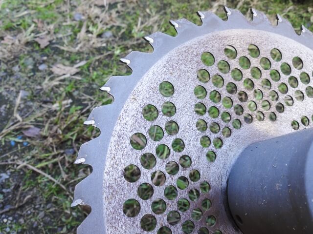 草刈りに役立つ「草刈り機」と「草取り機」