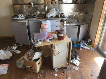 片付けられないのが原因でゴミ屋敷になる