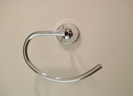 トイレのタオル掛けを取り付ける方法