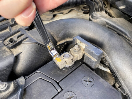 個人でカーバッテリーを廃棄する危険性