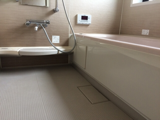 重曹ペーストを使って浴室の床や壁を掃除する方法