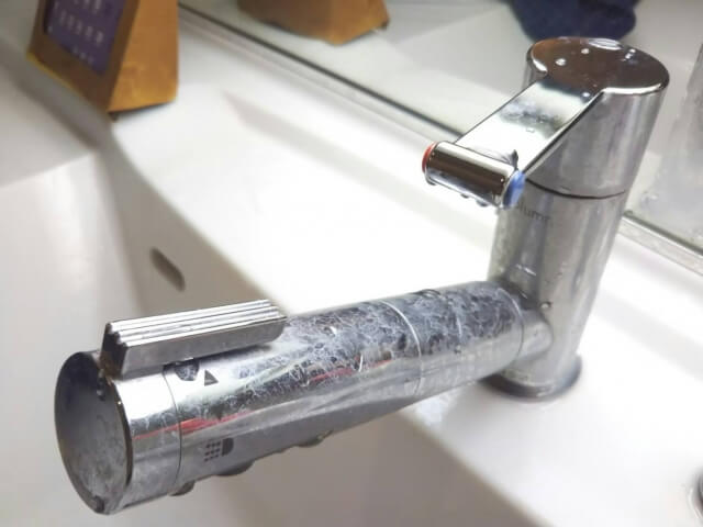 重曹(粉末)を使って洗面所の蛇口を掃除する方法