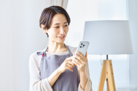 業者が持参した道具でエアコンを養生する