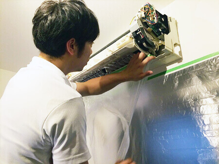電装部分にビニールを巻きつけて養生する
