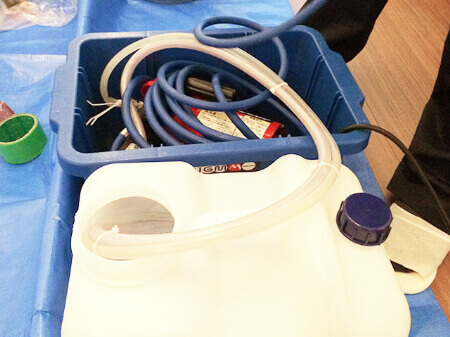 高圧洗浄機で洗剤を落とす