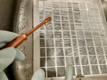 古歯ブラシでフィルターをこする