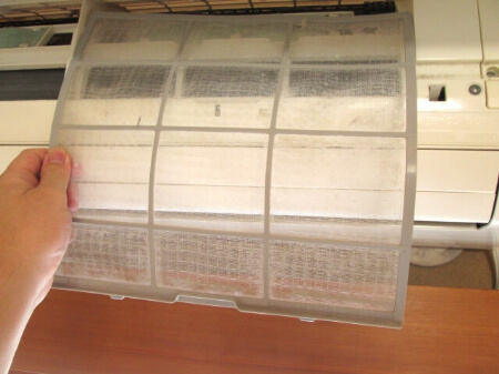 【エアコンが臭い】中性洗剤を使ってエアコンのカバーを掃除する方法