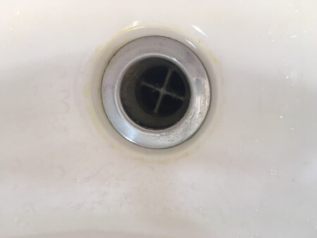 洗面台に水垢ができる原因は?