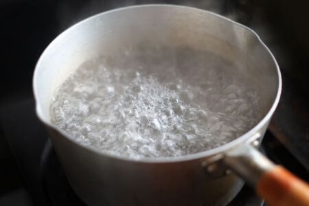 【雑草対策】熱湯を使って自然に優しく雑草をなくす方法