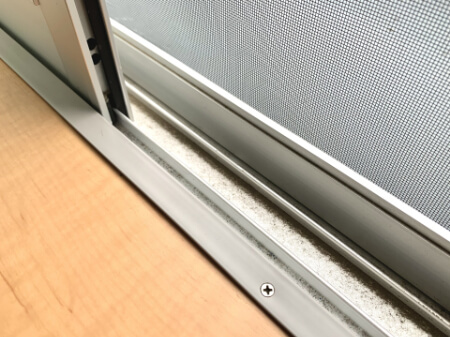 【網戸の戸車】戸車を交換するなら網戸を外す必要があります!