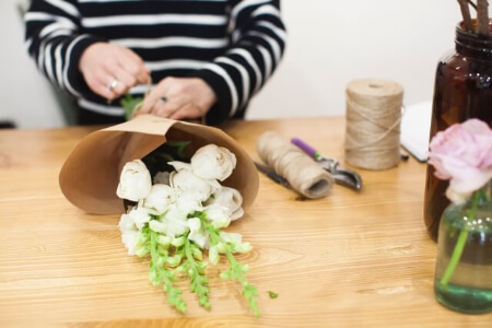 墓参りの花のタブーを知ろう 墓参りに避けるべき花や本数 料金相場まで紹介 すまいのホットライン