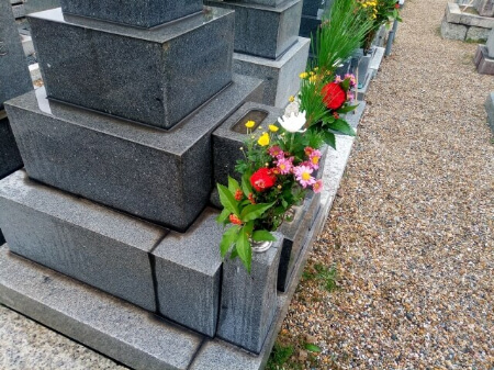 墓参りの花のタブーは 墓参りに避けるべき花や本数 料金相場まで紹介 すまいのホットライン