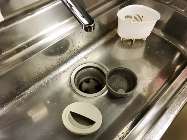 お風呂場の鏡の水垢をクエン酸水スプレーで掃除する方法