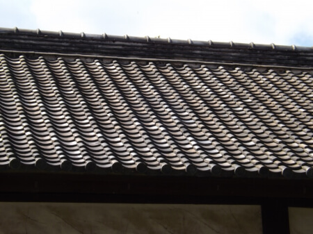 【屋根の瓦】瓦は優れた「耐久性」と「防水性」が特徴です!