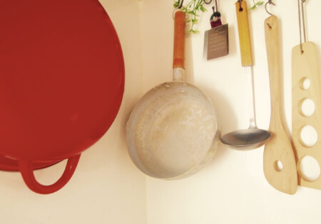 キッチンの調理器具はまとめて収納しよう