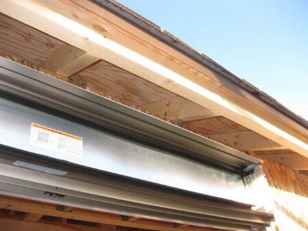 後付け雨戸 窓用シャッターの種類は豊富 後付け雨戸の料金相場まとめ すまいのほっとライン