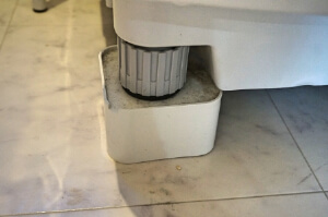 水平になるように防振ゴムや防音マットでかさ上げする