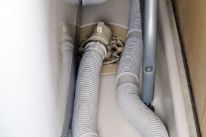 排水口の位置と防水パンと洗濯機の幅があるか確認