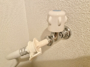 蛇口を閉めて給水ホースから水を抜く