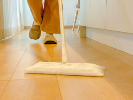 ウェットシートで床を掃除する方法