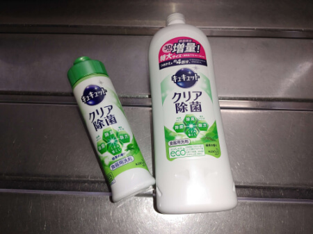 台所用洗剤でタッパーの油汚れを落とす
