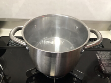 頑固な油汚れは重曹ペーストで掃除する