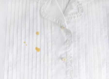 服に付いた油汚れは食器用洗剤で落とせる