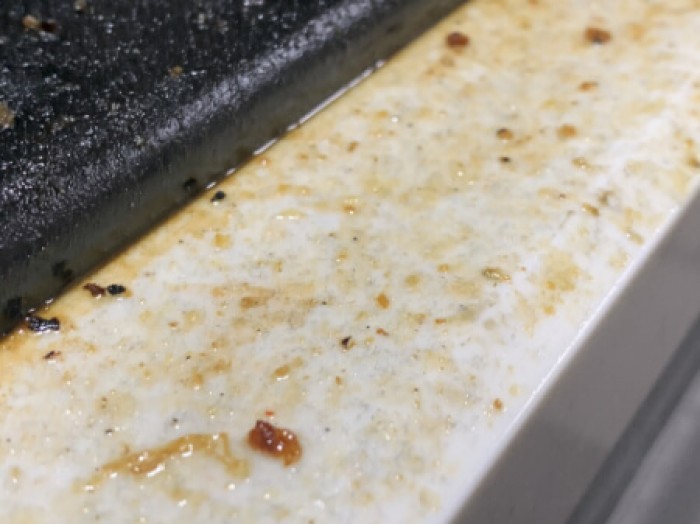 油汚れ(換気扇・コンロ)は重曹で!服に付いた油汚れは食器用洗剤で落とす