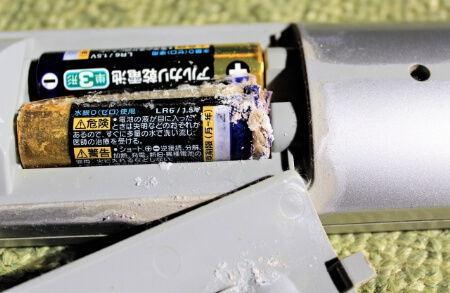 液漏れした電池の正しい掃除方法と捨て方
