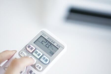 エアコンの設定温度は「夏は28℃」「冬は20℃」