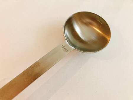 計量スプーンで「液体」を計る方法