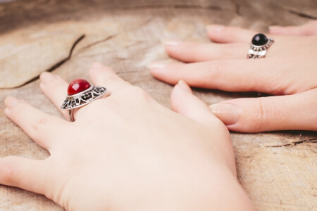 シルバーアクセサリーが黒ずむ原因は?