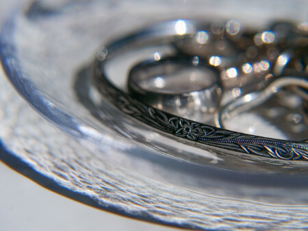シルバーアクセサリーの黒ずみを落とす5つの方法