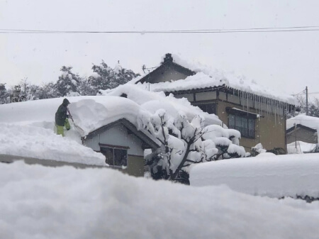 カーポートの雪下ろしは危険 乗らないで カーポートの雪対策や雪下ろし方法のまとめ すまいのほっとライン