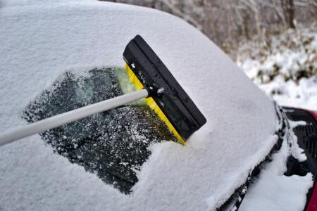 カーポートの雪下ろしは危険 乗らないで カーポートの雪対策や雪下ろし方法のまとめ すまいのほっとライン