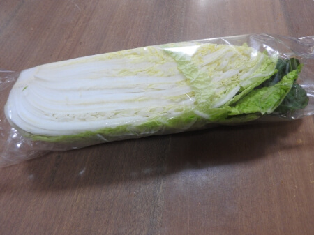 1/2や1/4にカットされた白菜の保存方法
