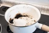 頑固な鍋の焦げ付きを落とす4つの方法！鍋の焦げ落としは重曹や酢、煮るで解決する