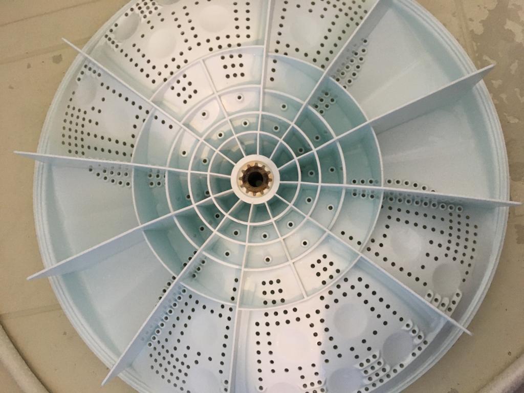 大好評！！高圧洗浄で黒カビの嫌な匂いのする（縦型洗濯槽）洗濯機も新品に蘇ります。のサービス写真5