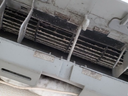 エアコンの分解洗浄！中はカビと埃でいっぱいです！今なら抗菌スプレーをサービス中！のサービス写真2
