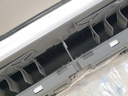 エアコンの分解洗浄！中はカビと埃でいっぱいです！今なら抗菌スプレーをサービス中！のサービス写真4